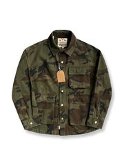 迷彩柄の多ポケット付きミリタリージャケット