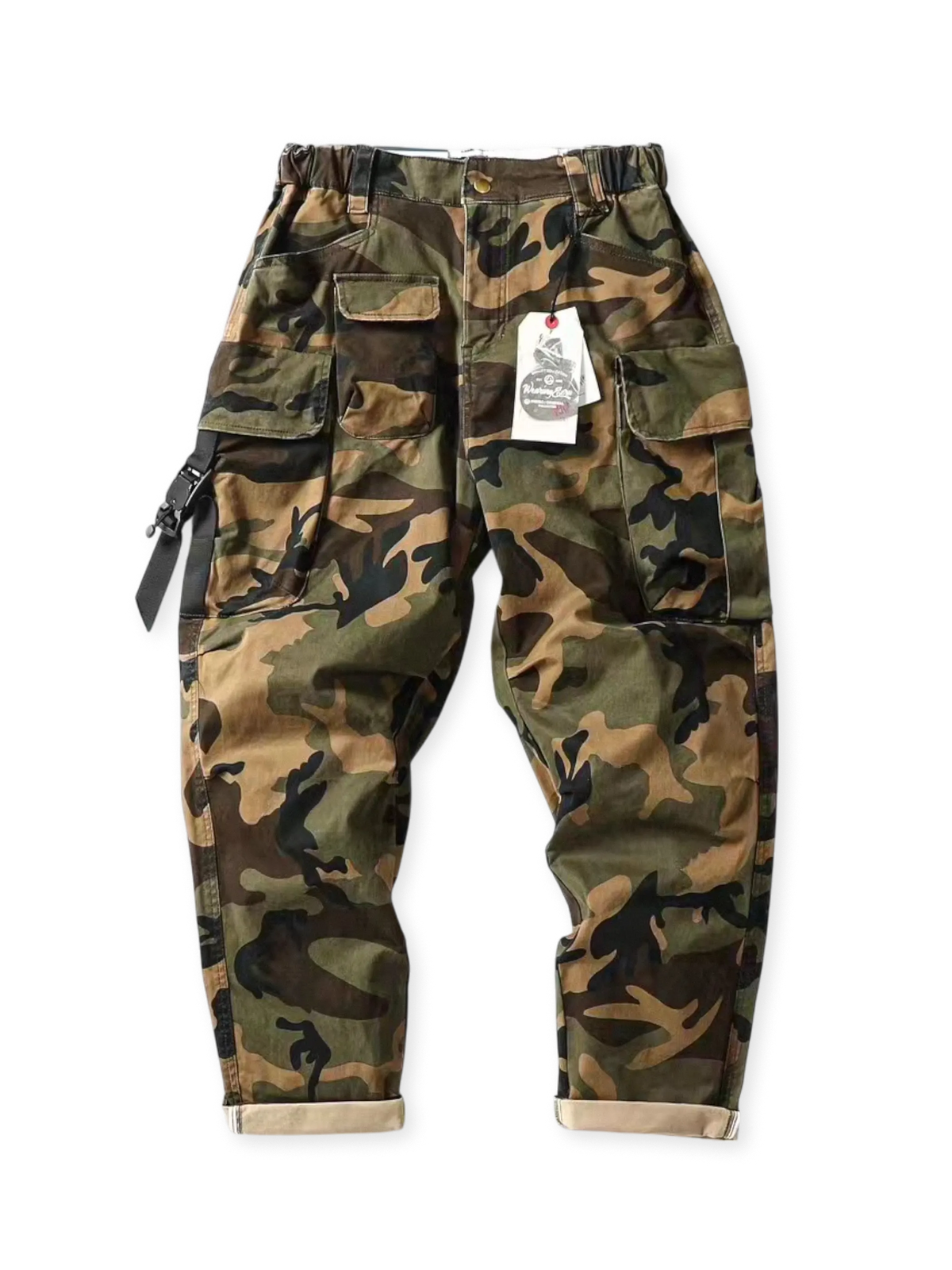 ミリタリーカモフラージュ柄の多口ポケット付きワークパンツ。ストレートカットとゴムドローコードウエストが特徴。