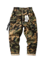 ミリタリーカモフラージュ柄の多口ポケット付きワークパンツ。ストレートカットとゴムドローコードウエストが特徴。