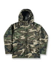 多層構造防寒仕様のウッドランド迷彩柄フード付き撥水シェルジャケット