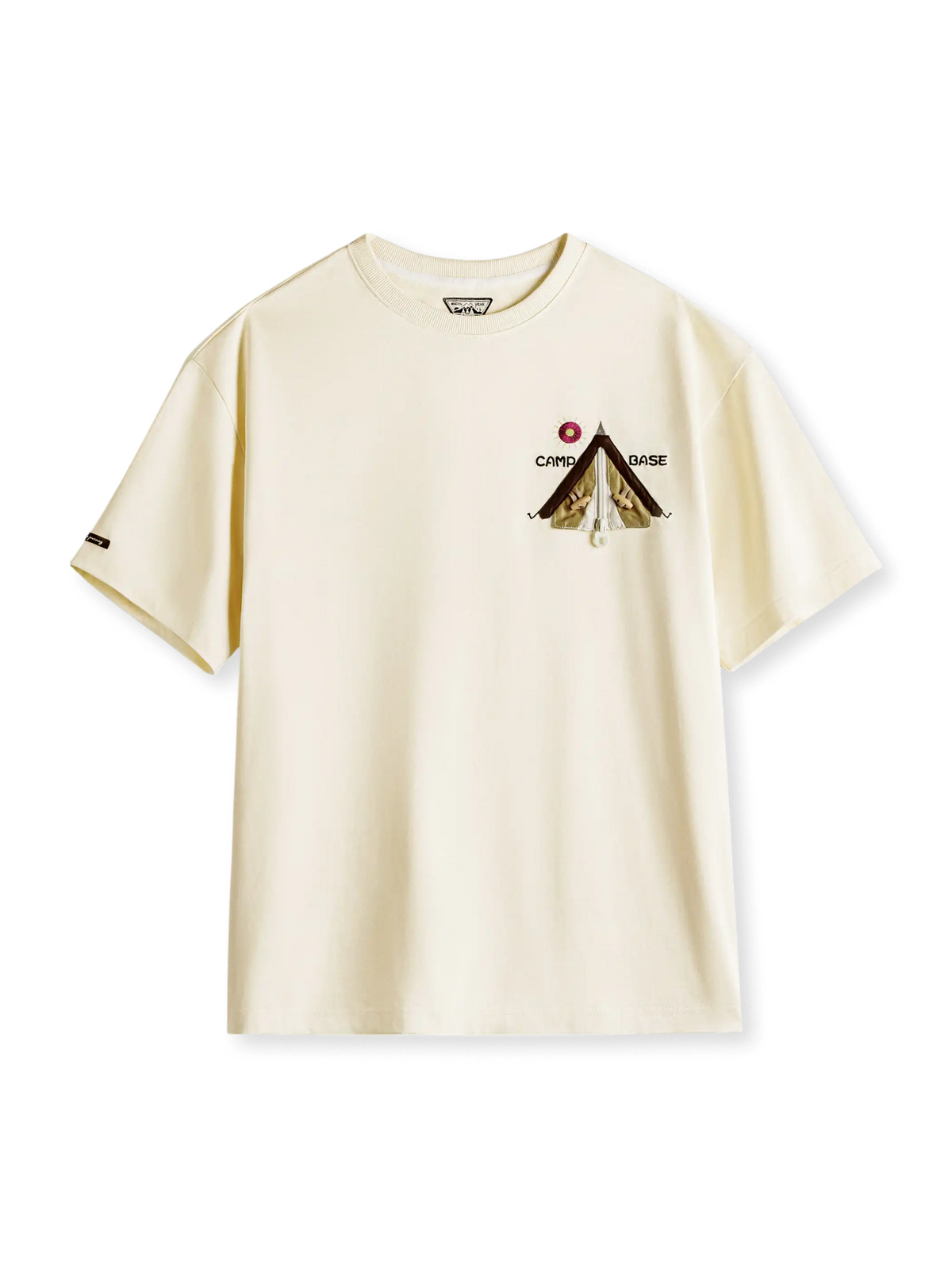 テント刺繍とファスナーギミックが特徴のヘビーウェイトコットンTシャツ、焚き火をイメージした太陽刺繍付き