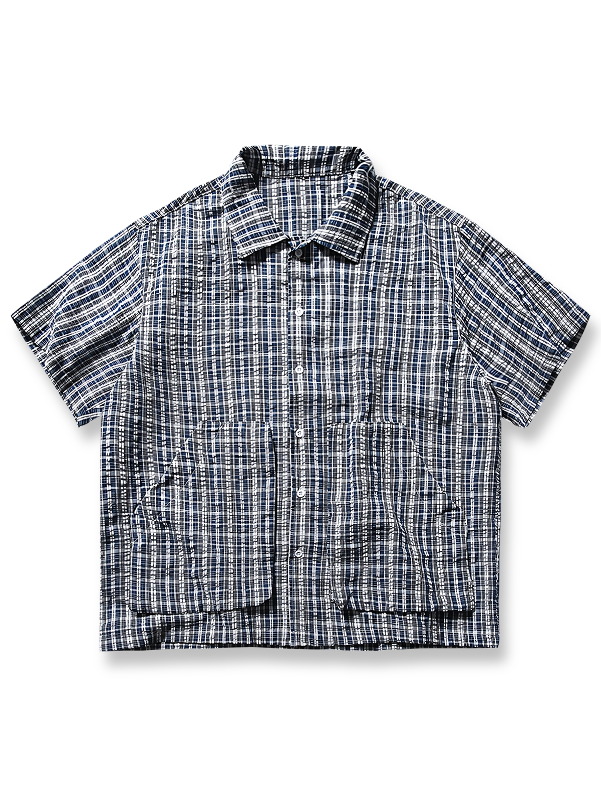 チェック柄と大きなビッグポケットを配したルーズシルエット半袖シャツ。