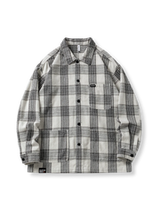 ブラック＆ホワイトのチェック柄と大容量ポケットが特徴のコットンワークシャツの全体像。