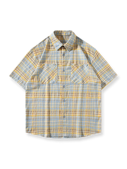 クラシックなチェック柄と二つの胸ポケットが特徴の半袖オープンカラーシャツの前面が見える商品画像