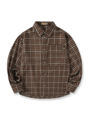 クラシックなチェック柄と立体的なパッチポケットを備えたアースカラーの長袖シャツ。柔らかな中厚生地とウォッシュ加工で快適かつヴィンテージ感のあるデザイン。