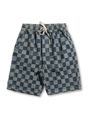 チェッカーボード柄とヴィンテージウォッシュが映えるデニムショーツ