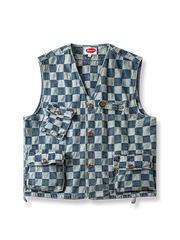 チェック柄と多ポケットが特徴のウォッシュドデニムベスト