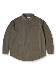 チェック柄パッチポケット長袖シャツの全体正面画像、細かいチェック柄と胸元パッチポケットのディテール。