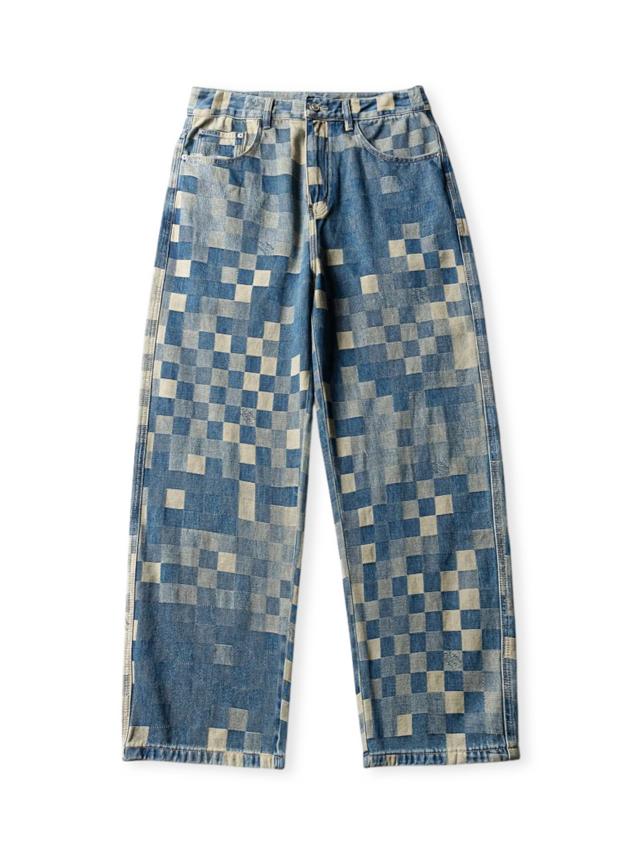 チェスボード柄パッチワークが特徴の98%コットンデニムパンツ。ウォッシュ加工とルーズストレートシルエットが魅力。