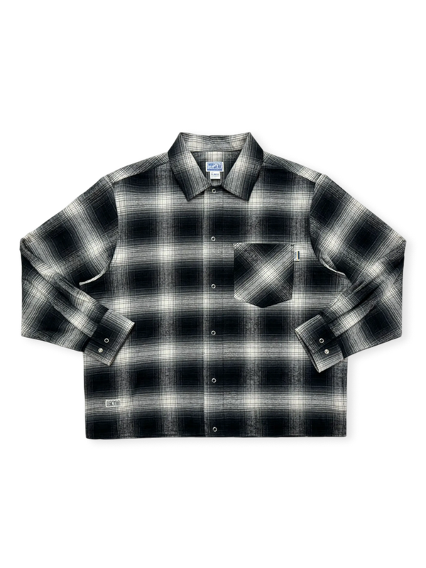 グラデーション黒白チェックのチカーノ短幅シャツ。ウォッシュ加工とYKK五爪ボタン、WORK WEARラベルが特徴。