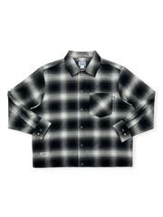 グラデーション黒白チェックのチカーノ短幅シャツ。ウォッシュ加工とYKK五爪ボタン、WORK WEARラベルが特徴。