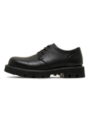 ギザギザソールと4cmヒールアップを備えた厚底デルビーシューズ。