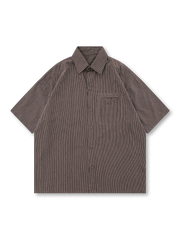 ミリタリーテイストの多ポケットを備えたコットン製ボックスワークシャツ