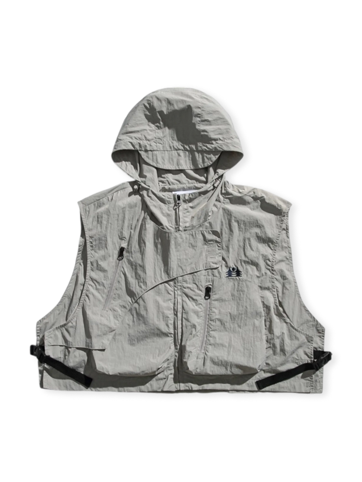 現代都市機能性とアウトドア多機能を融合した短丈フーディーベスト。調節可能なサイドボタンとドローコード付きフードポケット。
