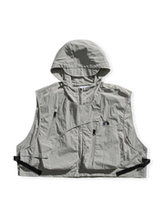 現代都市機能性とアウトドア多機能を融合した短丈フーディーベスト。調節可能なサイドボタンとドローコード付きフードポケット。