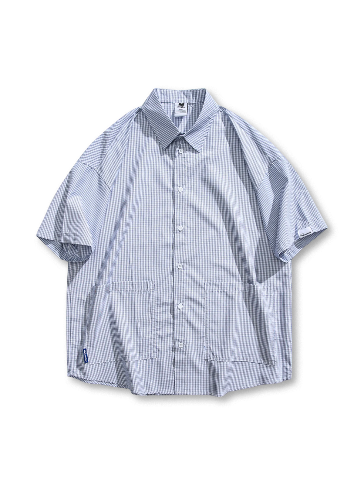 大きなポケットとオーバーサイズシルエットが特徴のチェック柄シャツ