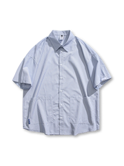 大きなポケットとオーバーサイズシルエットが特徴のチェック柄シャツ