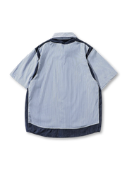 シティボーイパネルストライプシャツの全身ビュー、縦ストライプと暗色切り替えディテールを強調。