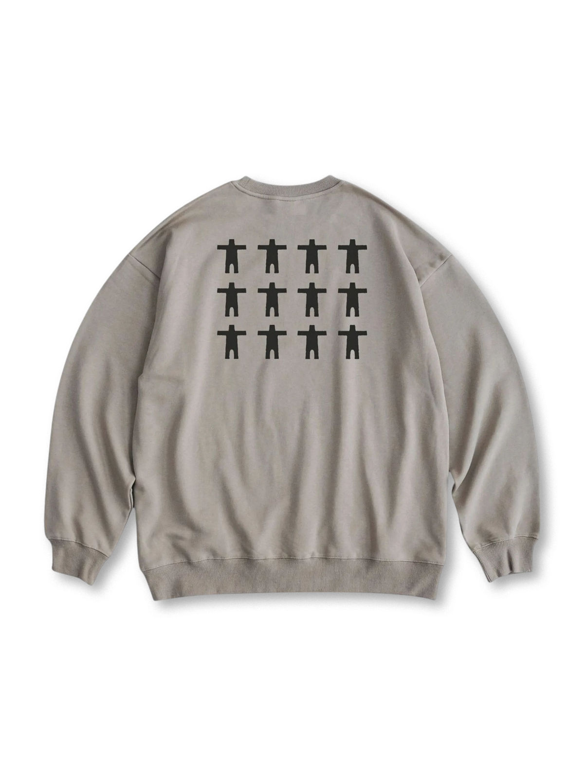 背面に人形列プリントをあしらった、美式ストリートスタイルのゆったりとした廓形クルーネックスウェット。