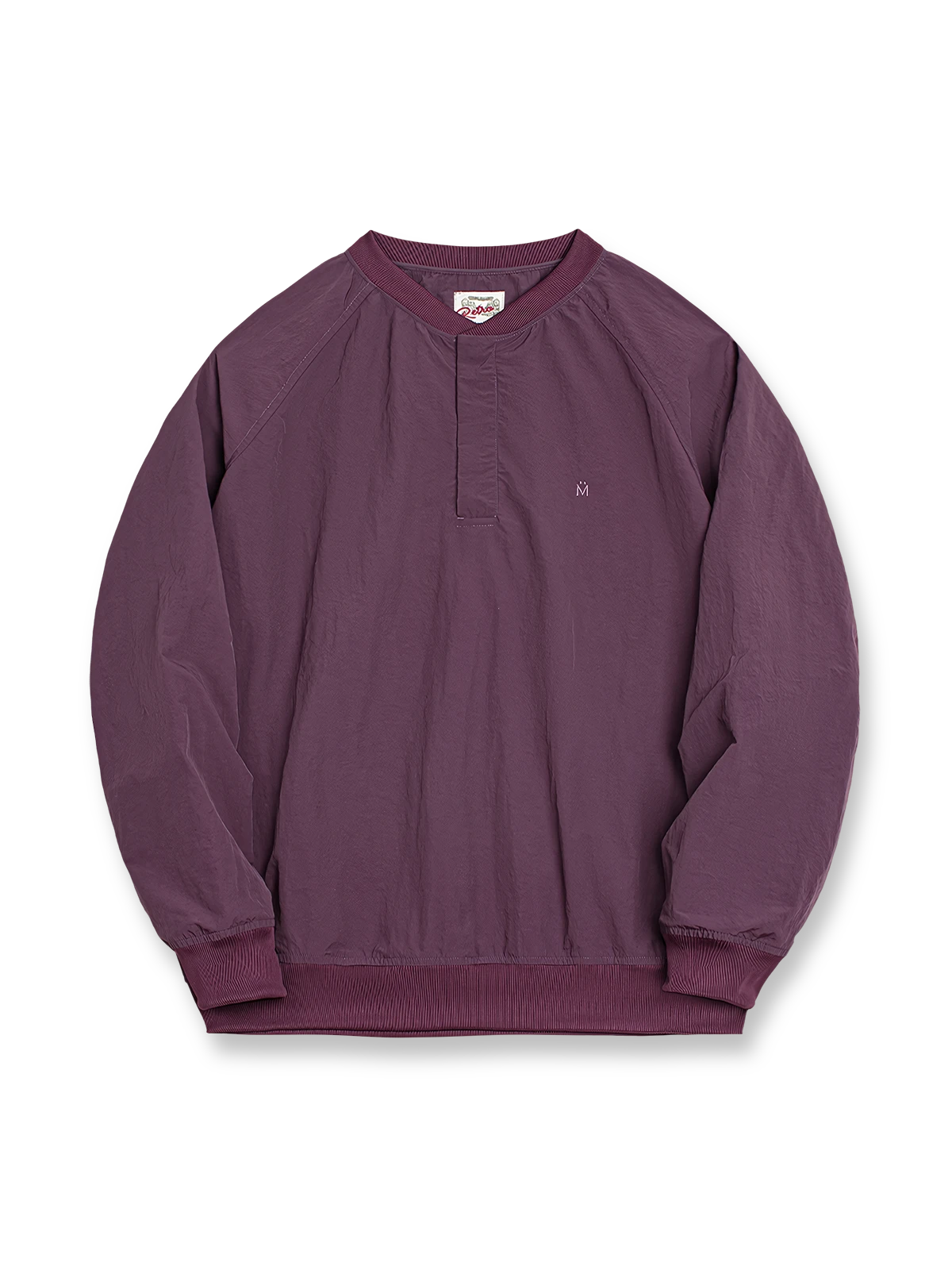 クラシックベースボールスウェットの全体正面画像、Mロゴ刺繍とリブカラーのディテール。