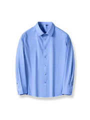 ノンアイロン加工のクラシックブルーシャツを着たビジネススタイル。