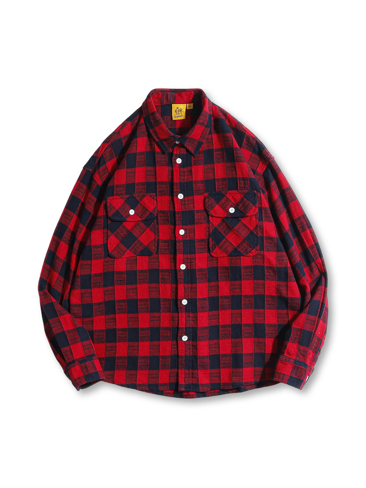 バッファローチェック柄とフラップポケットが特徴のコットン100%クラシックシャツ。快適な保温性で多用途に活躍