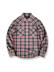 クラシックな格子柄とスナップボタンが特徴のコットンフランネル長袖カウボーイシャツ。