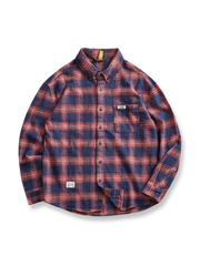 ヴィンテージ加工のチェック柄と胸ポケットが特徴の長袖ワークシャツ