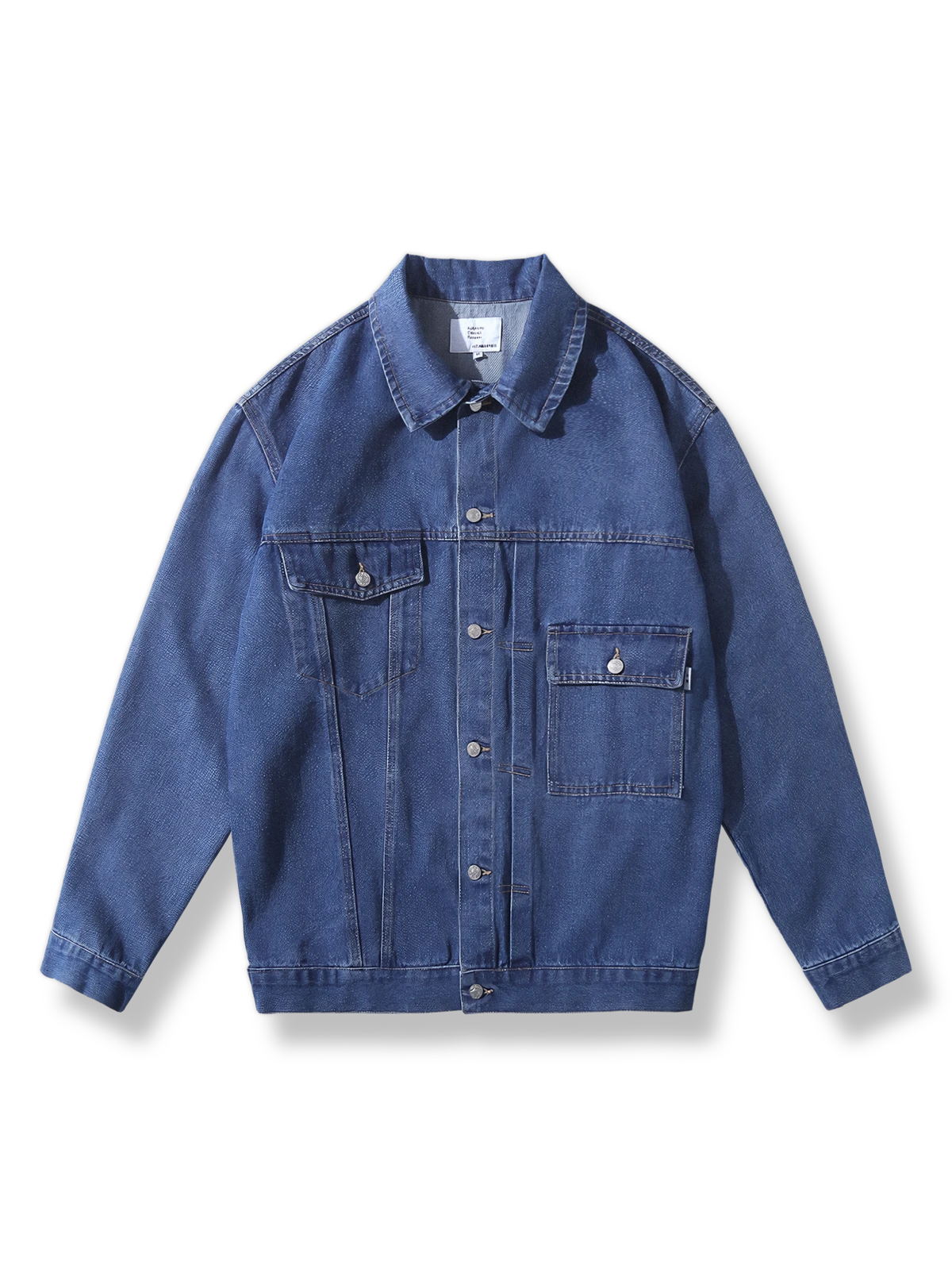 クラシックカットデニムジャケットを着用したスタイリッシュな男性モデルの画像