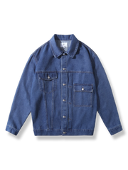 クラシックカットデニムジャケットを着用したスタイリッシュな男性モデルの画像