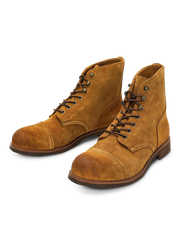 トップレイヤー牛革のクラシックデザートブーツ、耐摩耗ゴムソールと金属アイレット付き。