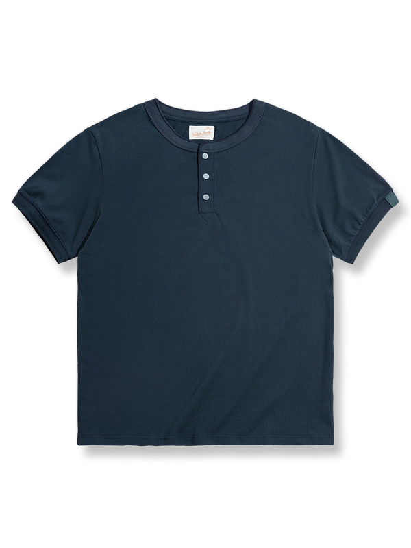 クラシックヘンリーネックとピュアコットン素材を特徴とするTシャツの画像