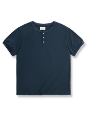 クラシックヘンリーネックとピュアコットン素材を特徴とするTシャツの画像