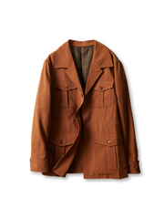 英倫ハンティングスタイルにインスパイアされ、綿麻生地の骨格感と翻領が特徴のクラシックハンティングワークジャケット。