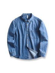 ノーアイロン仕様のコットン混紡デニム生地と微ルーズフィットが特徴のクラシックデニムシャツの全体像。