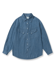 パールボタンとフラップポケットが特徴のコットンデニムシャツ