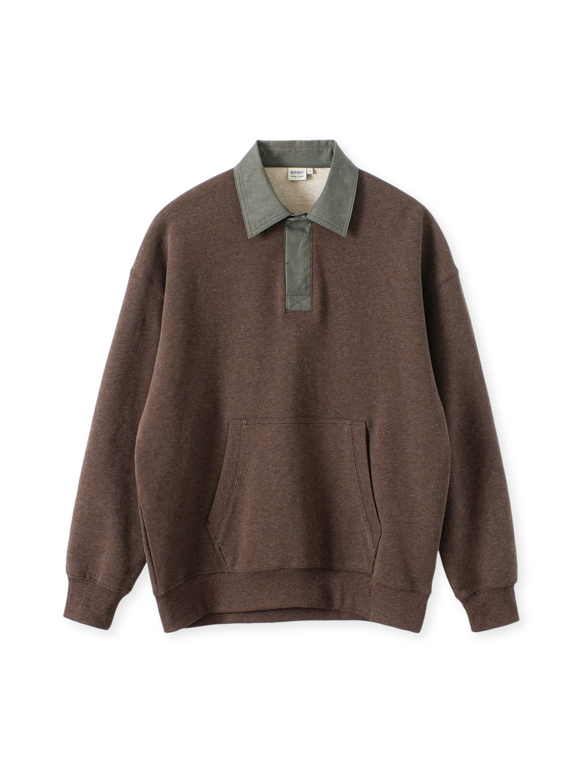 厚手コットン素材の長袖ラグビーシャツ。コントラスト配色の襟、大容量ポケット、リブ仕上げの袖口と裾が特徴。