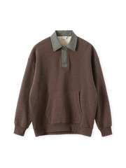 厚手コットン素材の長袖ラグビーシャツ。コントラスト配色の襟、大容量ポケット、リブ仕上げの袖口と裾が特徴。