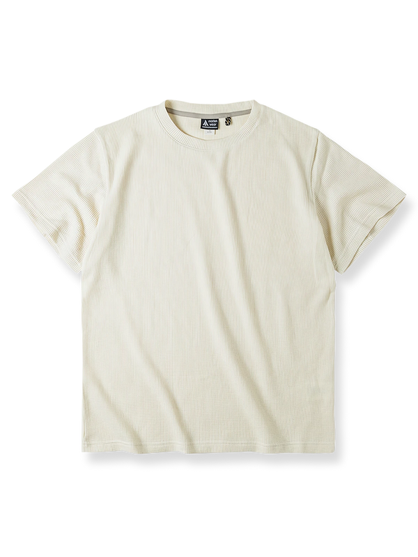格子状のワッフル織りとベージュカラーが特徴のクラシックワッフルニットTシャツの画像。