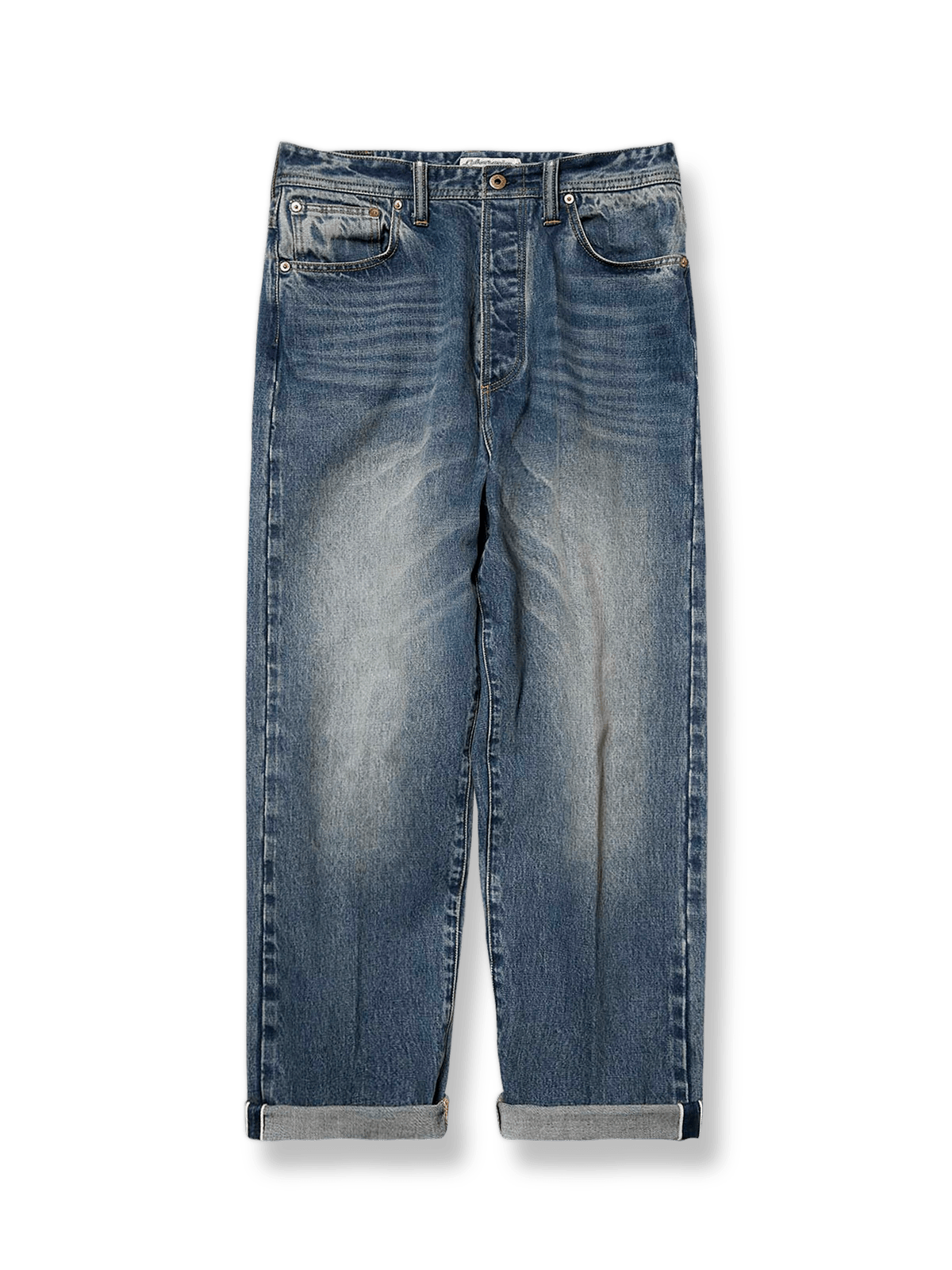 赤耳セルビッチとヴィンテージウォッシュが映えるハイウエストストレートデニムパンツ。