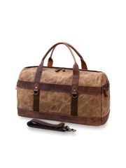 オイルワックスキャンバスとレザーを組み合わせた防水大容量トラベルバッグ。