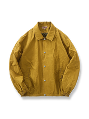 イエローブラウンの軽量ジャケット、立ち襟とリラックスフィット。