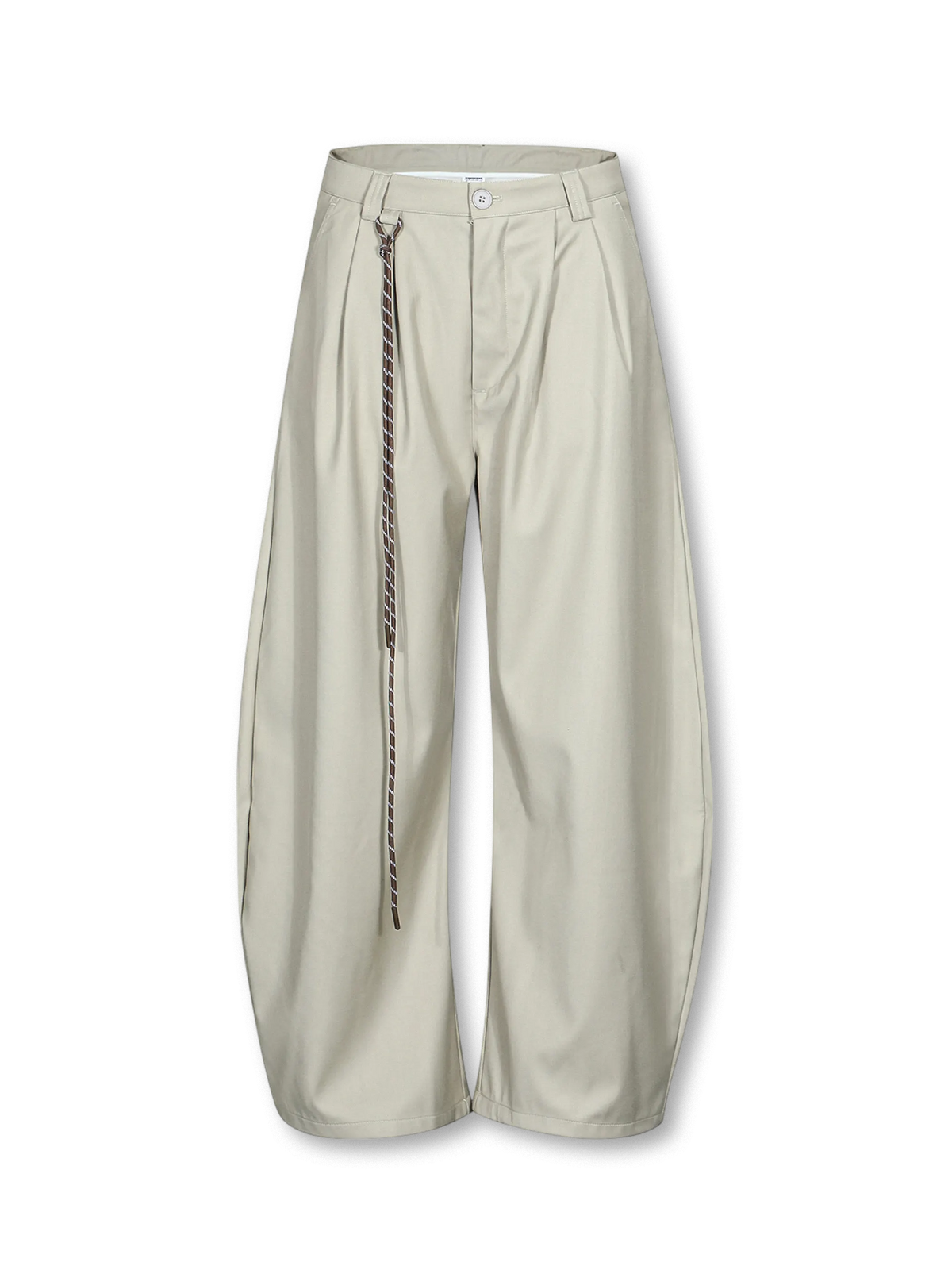 1920〜30年代ワークウェアに着想を得たバイタックデザインのクリーンフィットスラックス。滑らかなポリエステル素材で脚長効果があり、ミニマルなウエスト仕様が特徴。