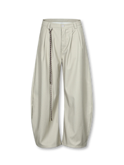 1920〜30年代ワークウェアに着想を得たバイタックデザインのクリーンフィットスラックス。滑らかなポリエステル素材で脚長効果があり、ミニマルなウエスト仕様が特徴。