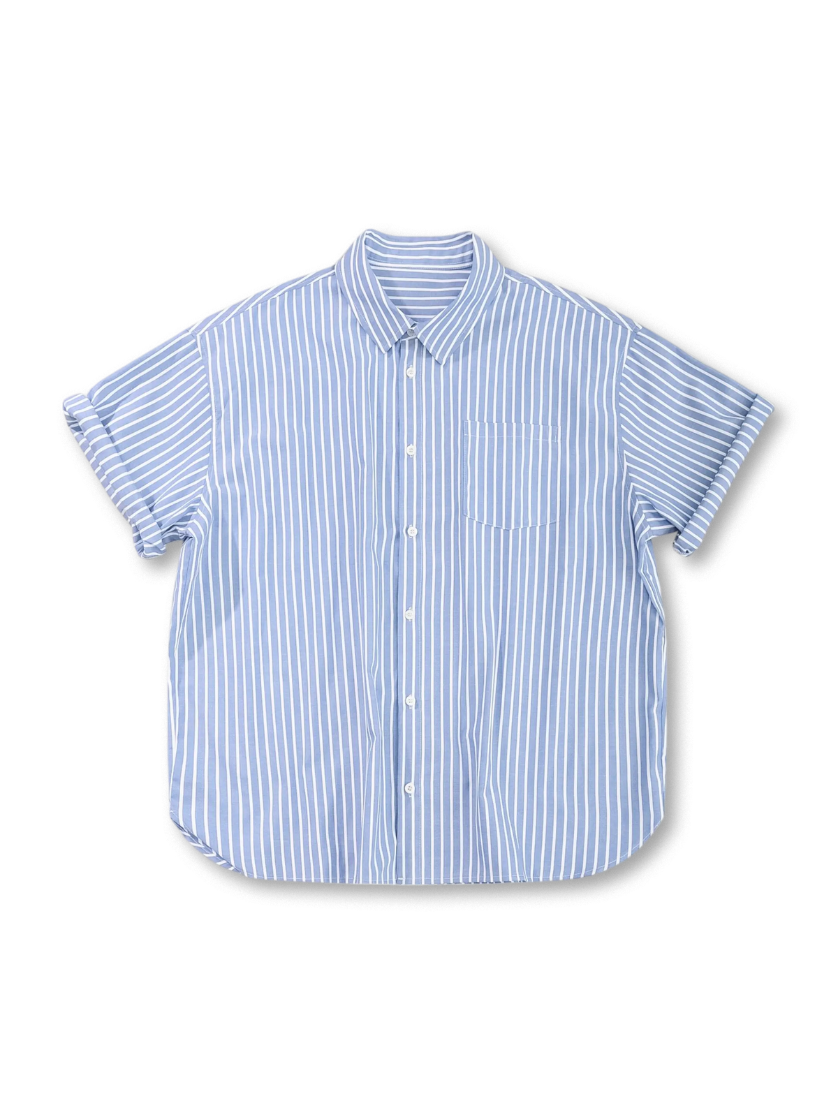 ドロップショルダーとラウンドヘムが特徴の薄手コットンストライプオーバーシャツ