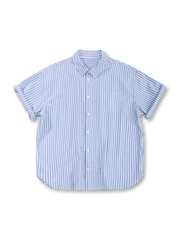 ドロップショルダーとラウンドヘムが特徴の薄手コットンストライプオーバーシャツ