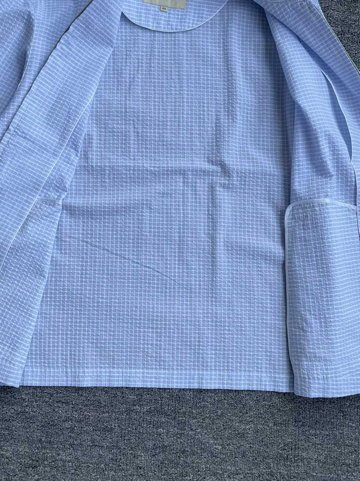 製品画像：Cleanfitシアサッカースタンドカラージャケット全体の外観
詳細画像：袖口ボタンとシアサッカー素材の質感ディテール