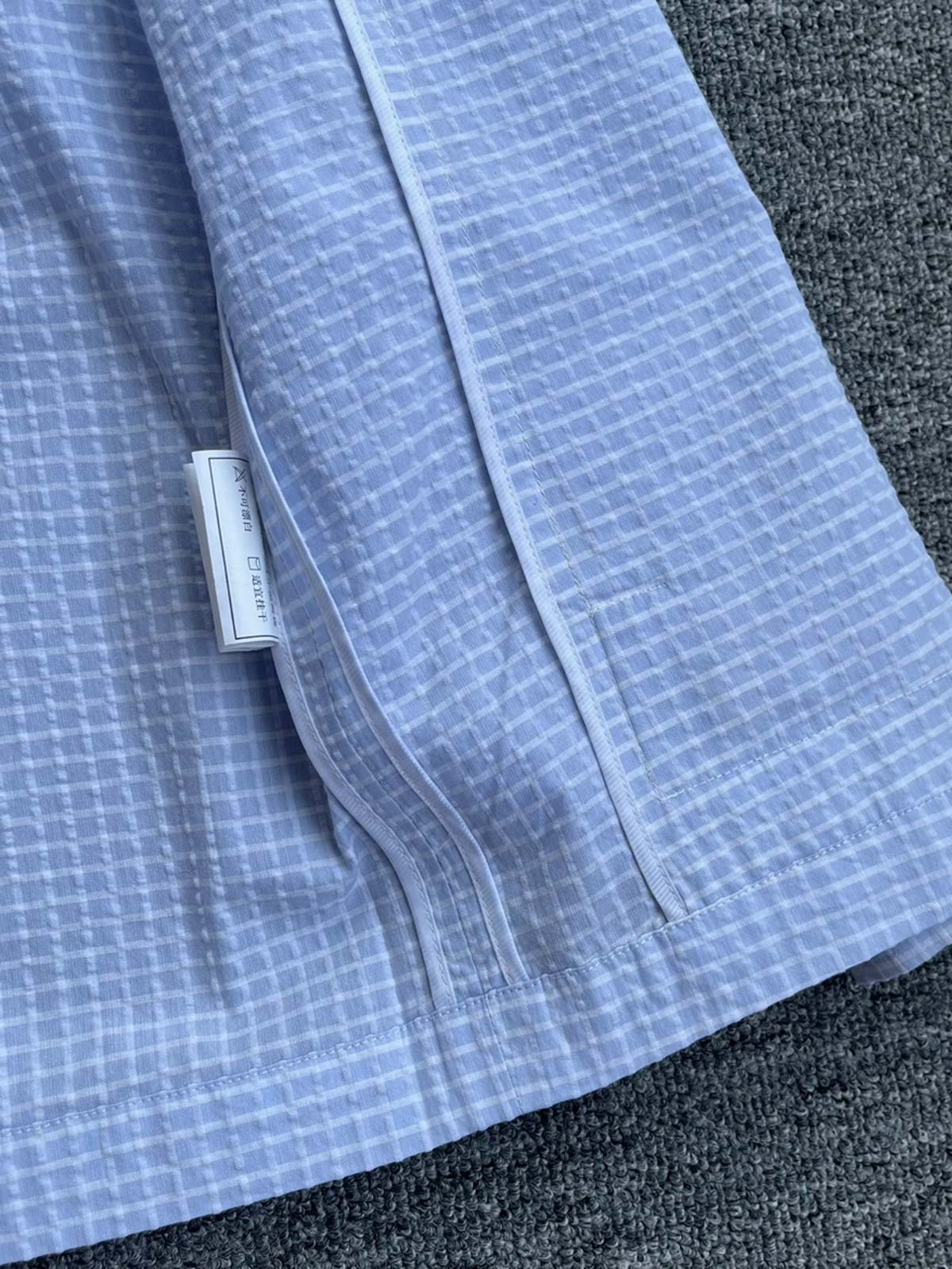 製品画像：Cleanfitシアサッカースタンドカラージャケット全体の外観
詳細画像：袖口ボタンとシアサッカー素材の質感ディテール