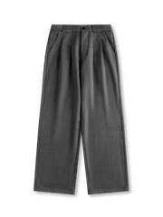 ダブルプリーツと落ち感が特徴のエレガントなワイドスラックス