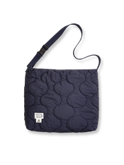 貝殻模様のキルティングが特徴の大容量雲形ナイロンバッグ